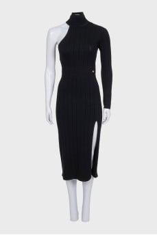 Fitted dress with an open shoulder