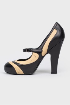 Leather shoes with strap