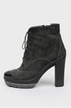 Ankle boots with patent toecap