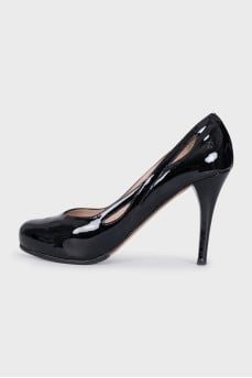 Patent leather black shoes