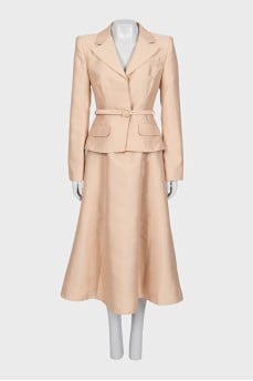 Fitted dress with long sleeves and belt