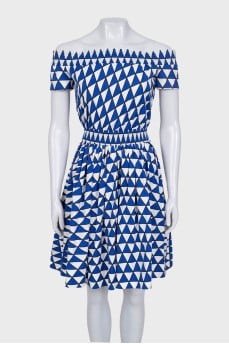 Fitted white dress with blue print