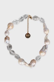 Gold necklace with pearls