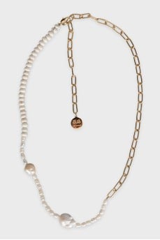 Necklace with gold-colored pearls