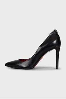Leather pumps with signature decor