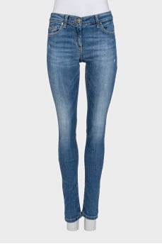 Mid-rise jeans with distressing