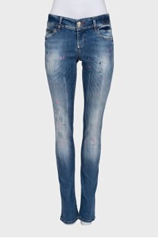 Tapered fit jeans with distressing