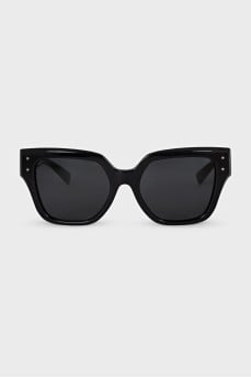 Sunglasses with fully tinted lenses