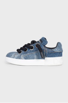 Blue sneakers with chunky laces