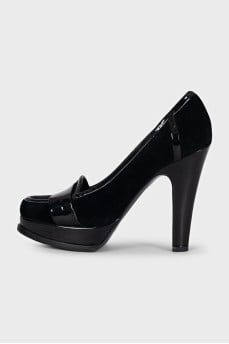 Velvet shoes with patent heels