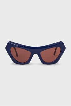 Sunglasses with blue shaped frames