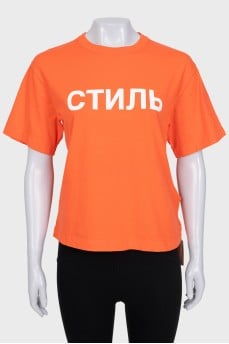 Помаранчева футболка у фірмовий принт