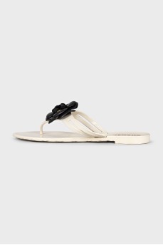 Rubber flip-flops decorated with camellia