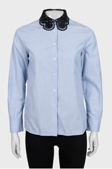 Straight shirt with a decorated collar