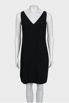Straight-cut dress with a V-neck
