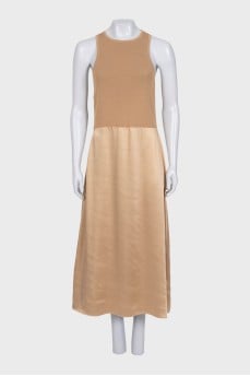 Fitted dress with a side zipper