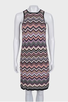 Straight dress with a printed button
