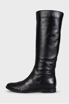 Low-heeled black leather boots
