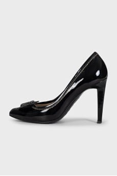 Patent leather shoes decorated with a bow