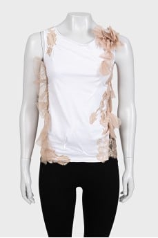 Straight-cut top decorated with lace