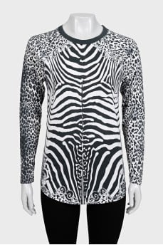 Black jumper with a round neck