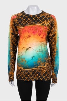 Straight-cut long sleeve top with a bright print