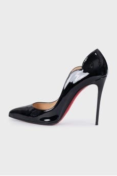 Patent leather pumps with a shaped top