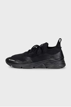 Men's sneakers with a contrasting logo