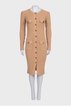 Fitted dress with buttons