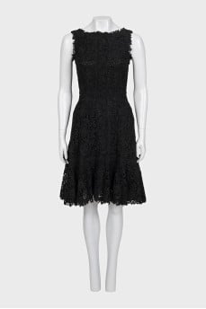 Fitted lace dress with a zipper