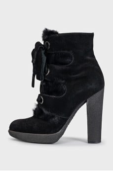 Suede ankle boots with heels decorated with fur