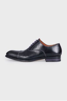 Men's leather shoes with contrasting laces