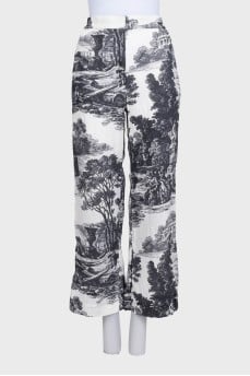 Cropped trousers in a black and white print