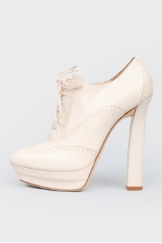 Beige leather high -heeled boots