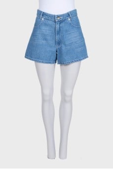Blue denim shorts with pockets