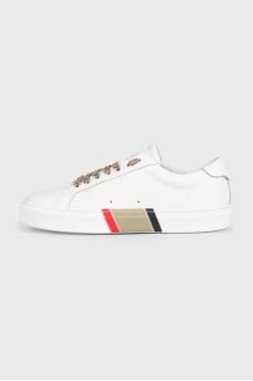 White sneakers with a sole insert