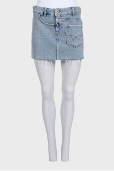 Blue denim skirt with raw edge