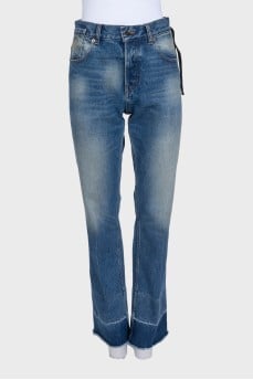 High-waisted blue jeans with a distressed effect