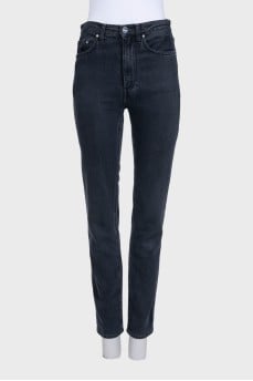 Straight-leg jeans with a mid-rise