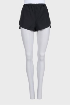 Black cropped shorts with elastic waistband