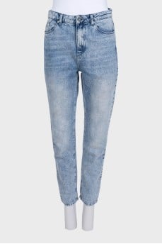 Blue jeans with embroidered logo on the pocket