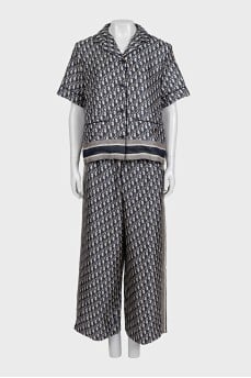 Suit with pants in a signature print
