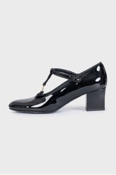 Patent leather shoes with gold logo