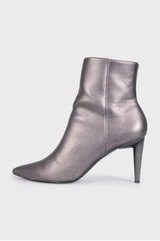 Leather ankle boots with heels and a zipper