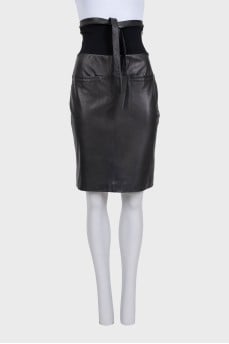 Fitted leather skirt with belt