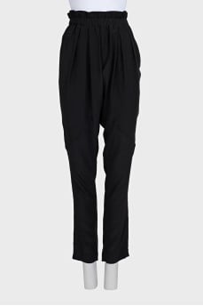 Tapered black trousers with elastic waistband