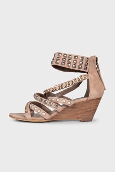 Suede sandals decorated with chains