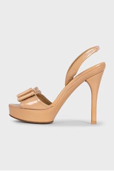 Beige sandals decorated with a bow