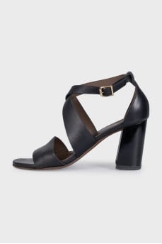 Leather sandals with wide straps