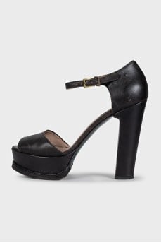 Black leather sandals with a chunky sole